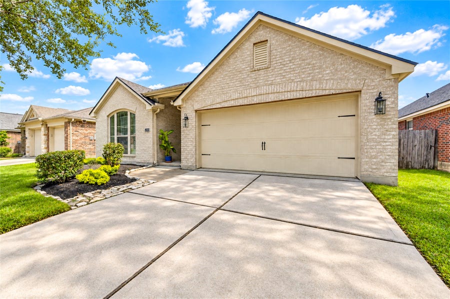 Property photo for 13401 Highland Lake Lane, Pearland, TX