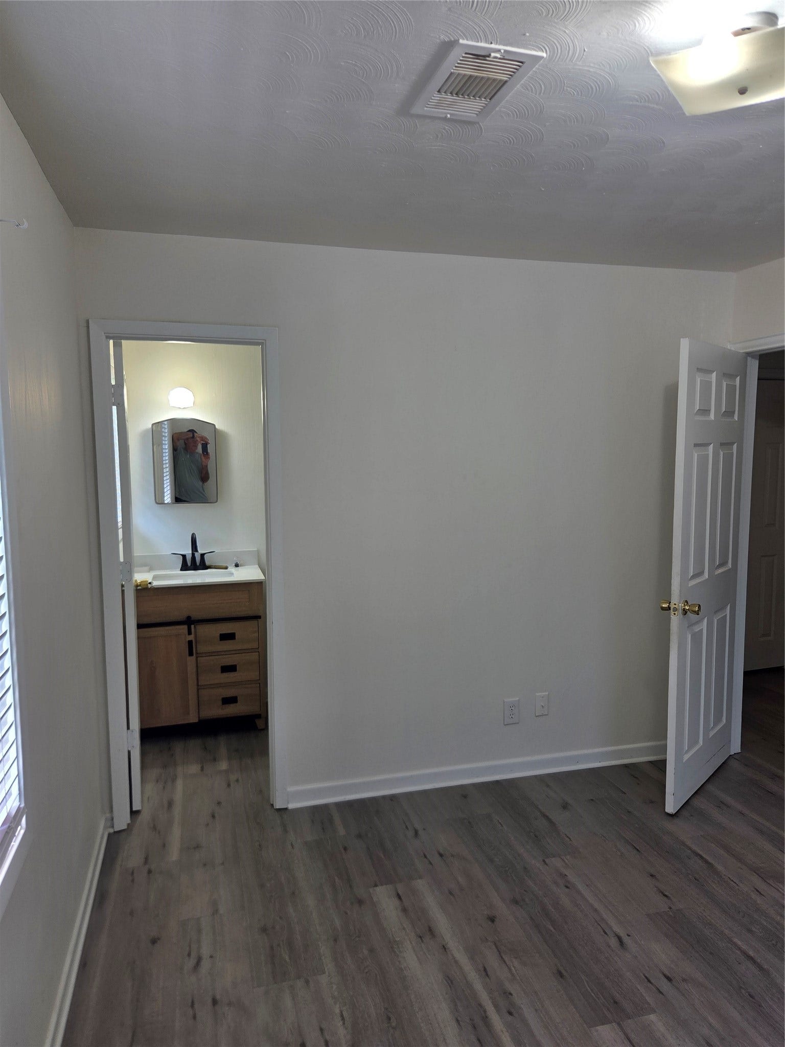 322 Elaine Street, La Marque, TX 77568 Primary bedroom has private half bath