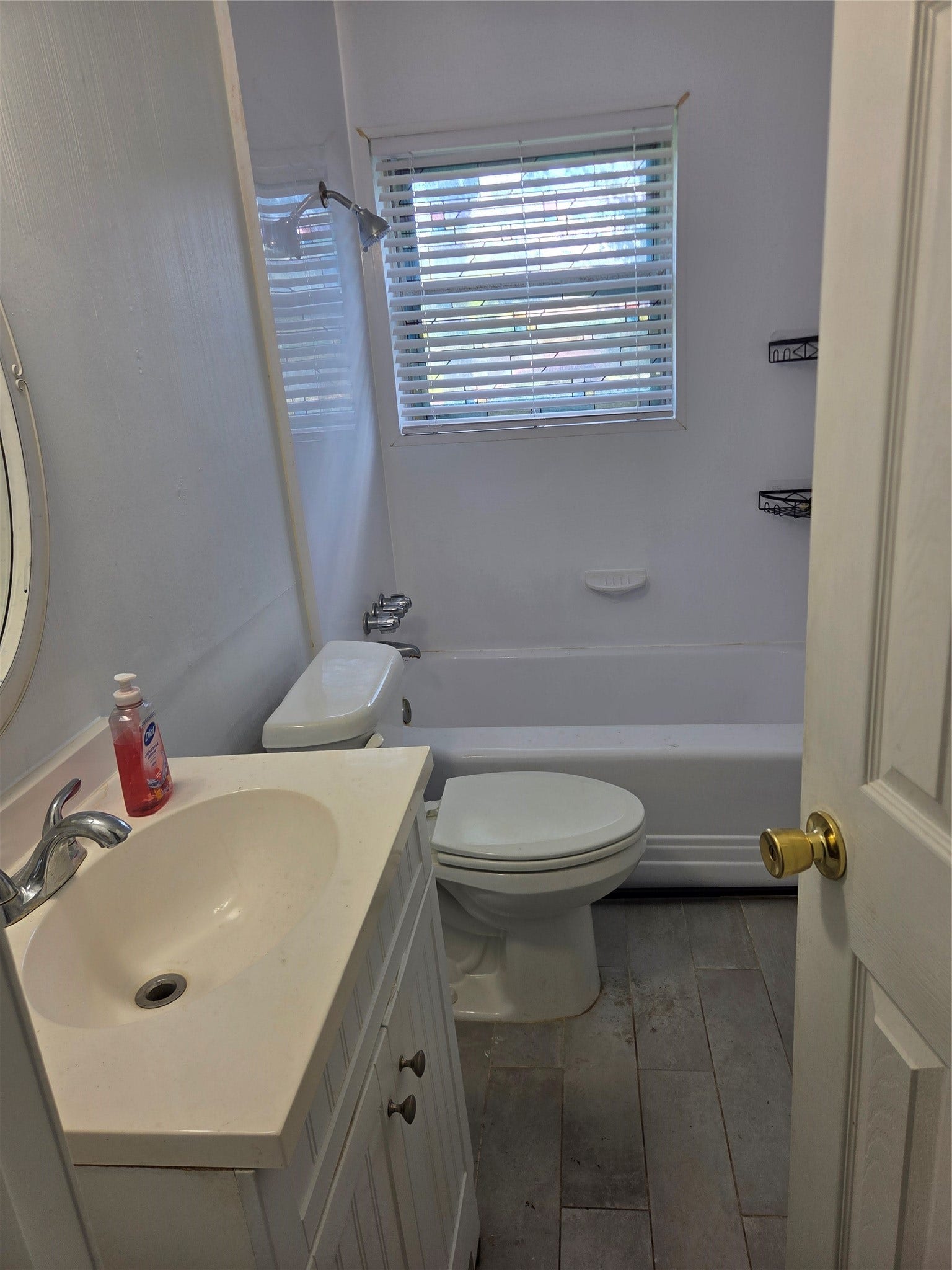 322 Elaine Street, La Marque, TX 77568 Full bath accessed off hallway