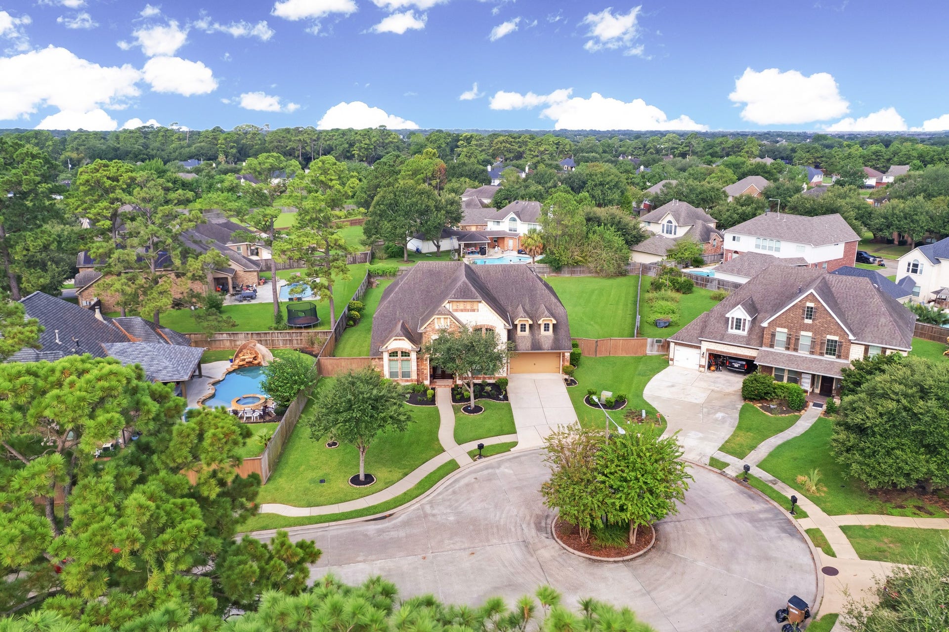 440 Old Orchard Court, Dickinson, TX 77539 The aerial tells the location story - the home sits on a mature, tree-lined cul-de-sac in Bayou Park 3, with an oversized corner lot behind it.