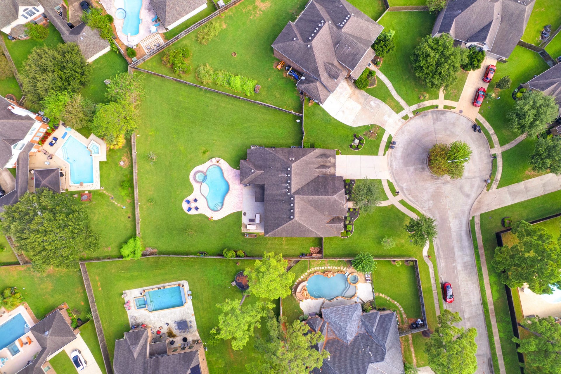 440 Old Orchard Court, Dickinson, TX 77539 Straight down, the footprint is clear: a half-acre lot, a private pool deck set well off the fence lines, and cul-de-sac frontage with a landscaped island.