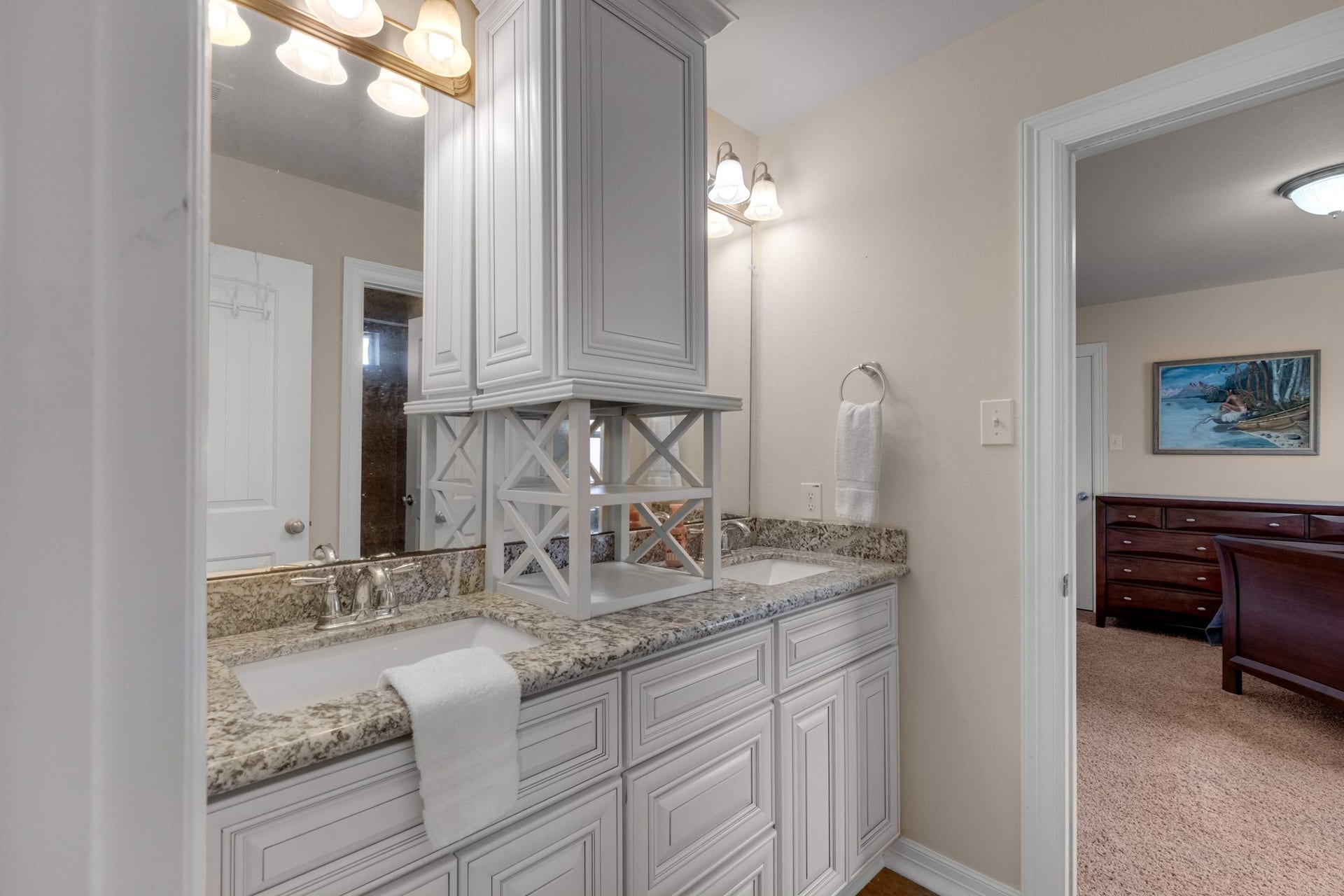 440 Old Orchard Court, Dickinson, TX 77539 A shared bath serves the secondary bedrooms with dual sinks in granite, a center storage tower, and direct access from the bedroom side.