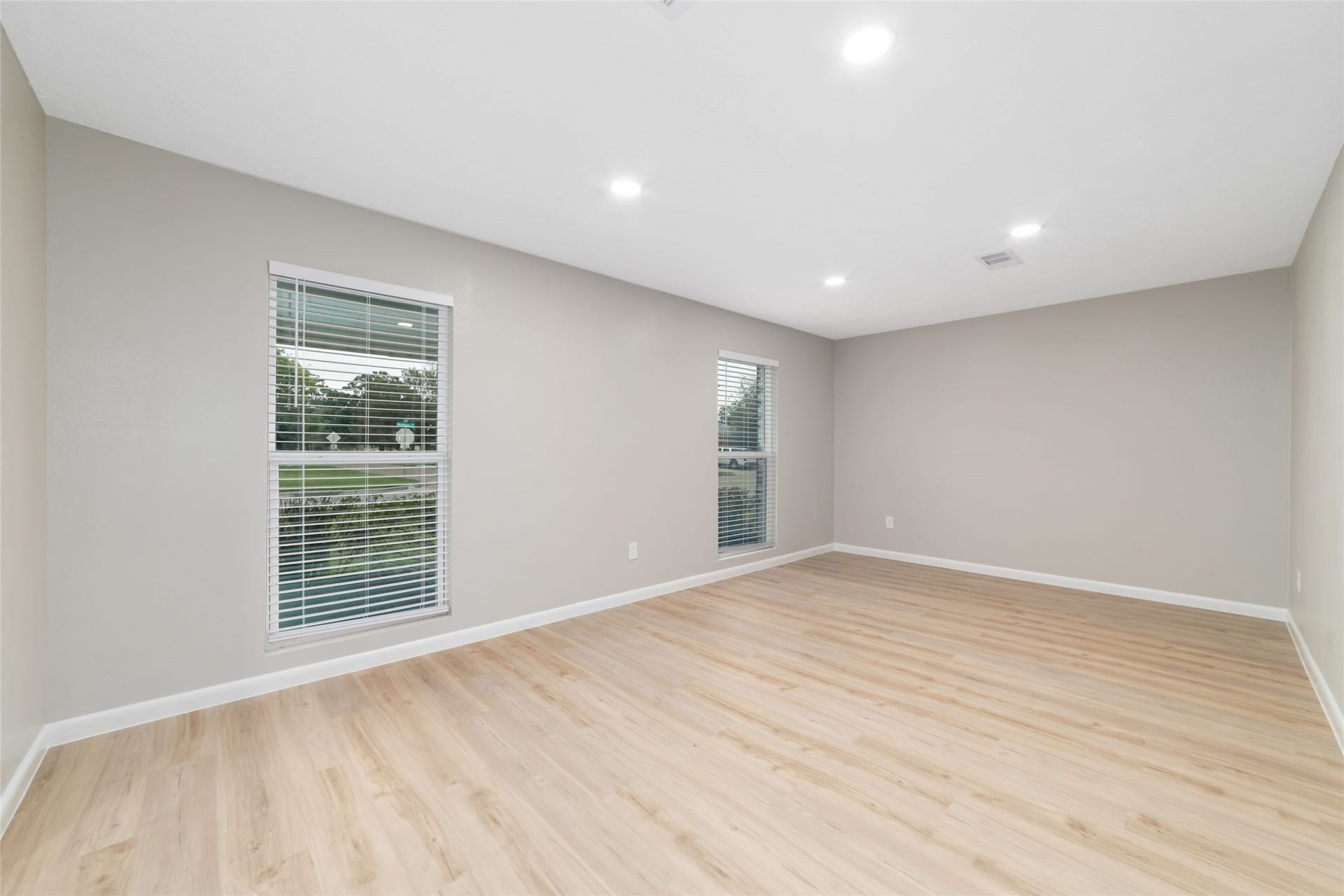 2830 Westerland Drive, Houston, TX 77063 Picture a beautiful table, something good in the oven and no hurry to end the evening.