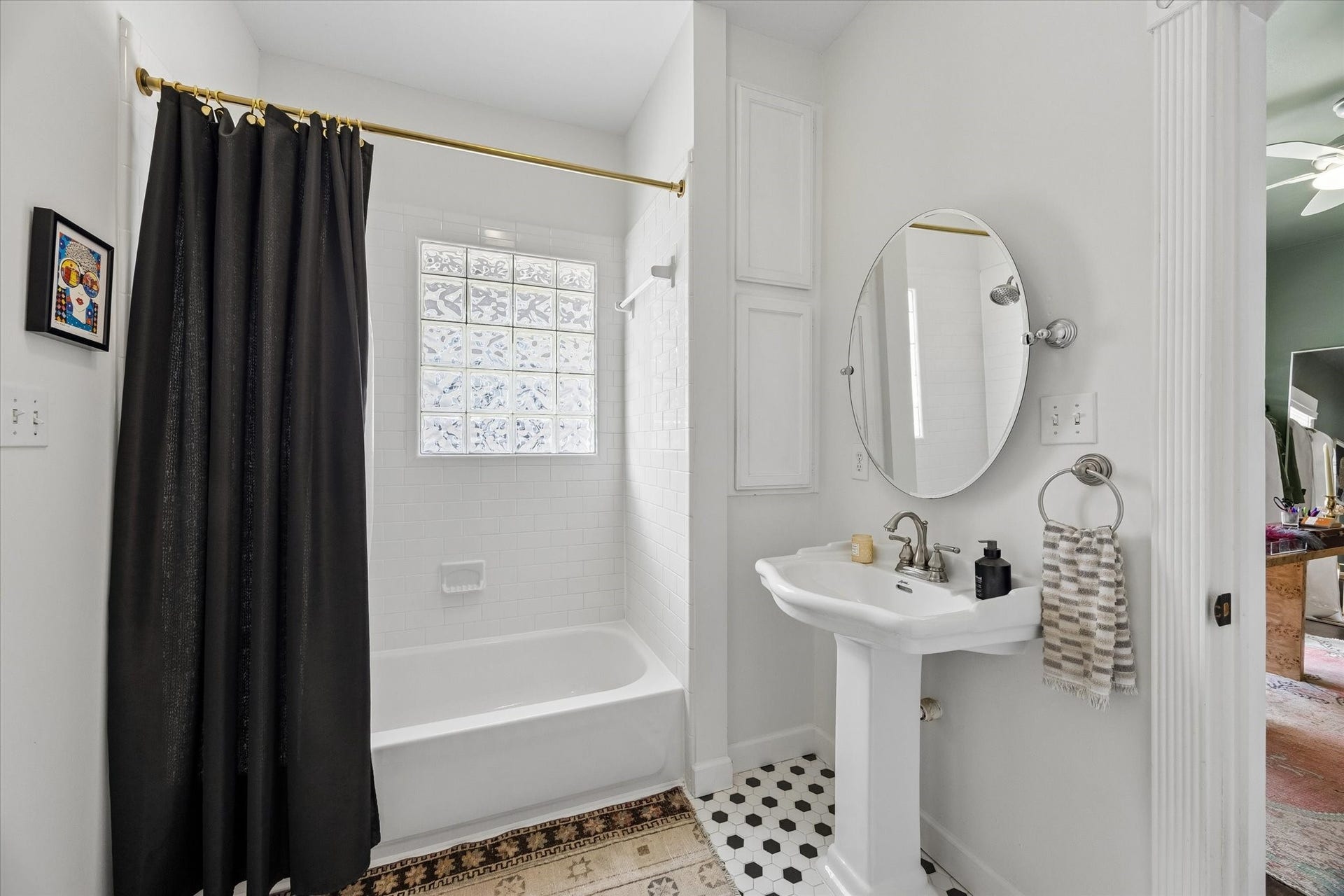 Shared bathroom between the two secondary bedrooms with a shower/tub combo