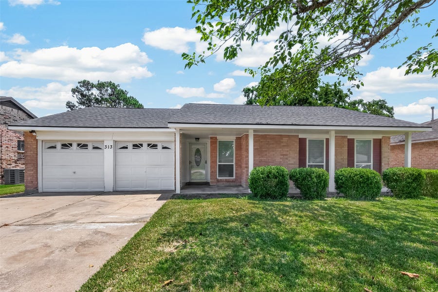 Property photo for 313 Stratmore Drive, Friendswood, TX