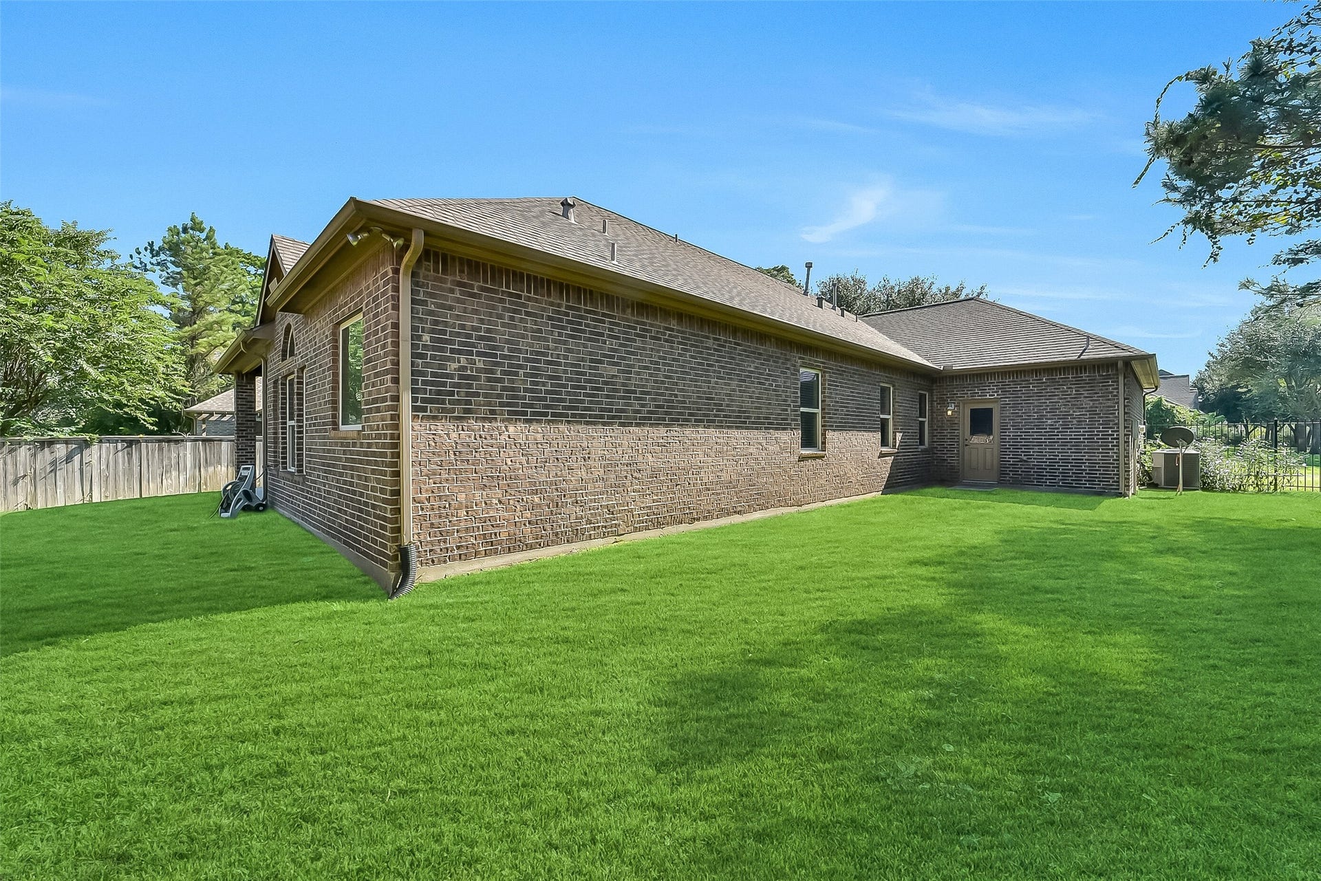 95 S Greenprint Circle, Tomball, TX 77375 95 S Greenprint Circle, Tomball, TX 77375