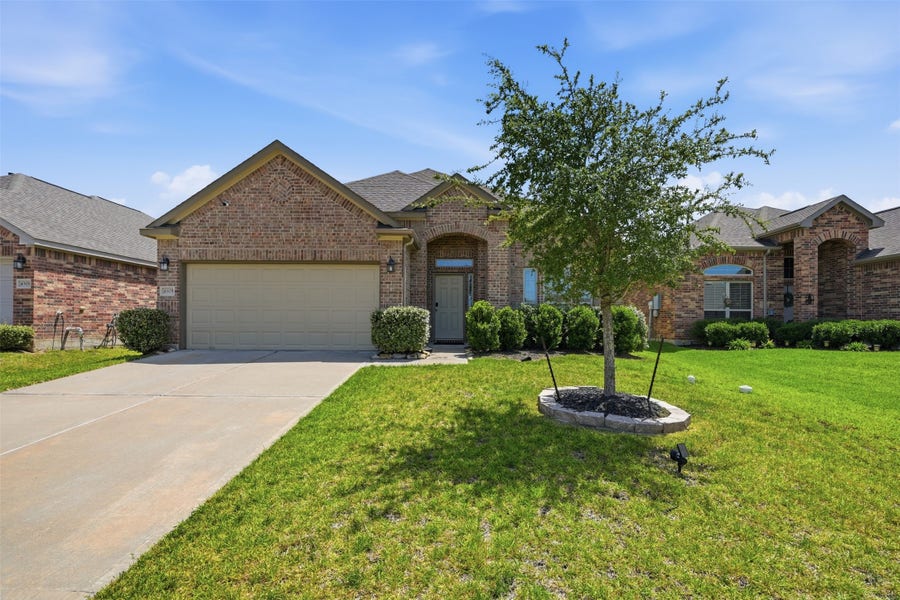 Property photo for 4305 E Bayou Maison Circle, Dickinson, TX
