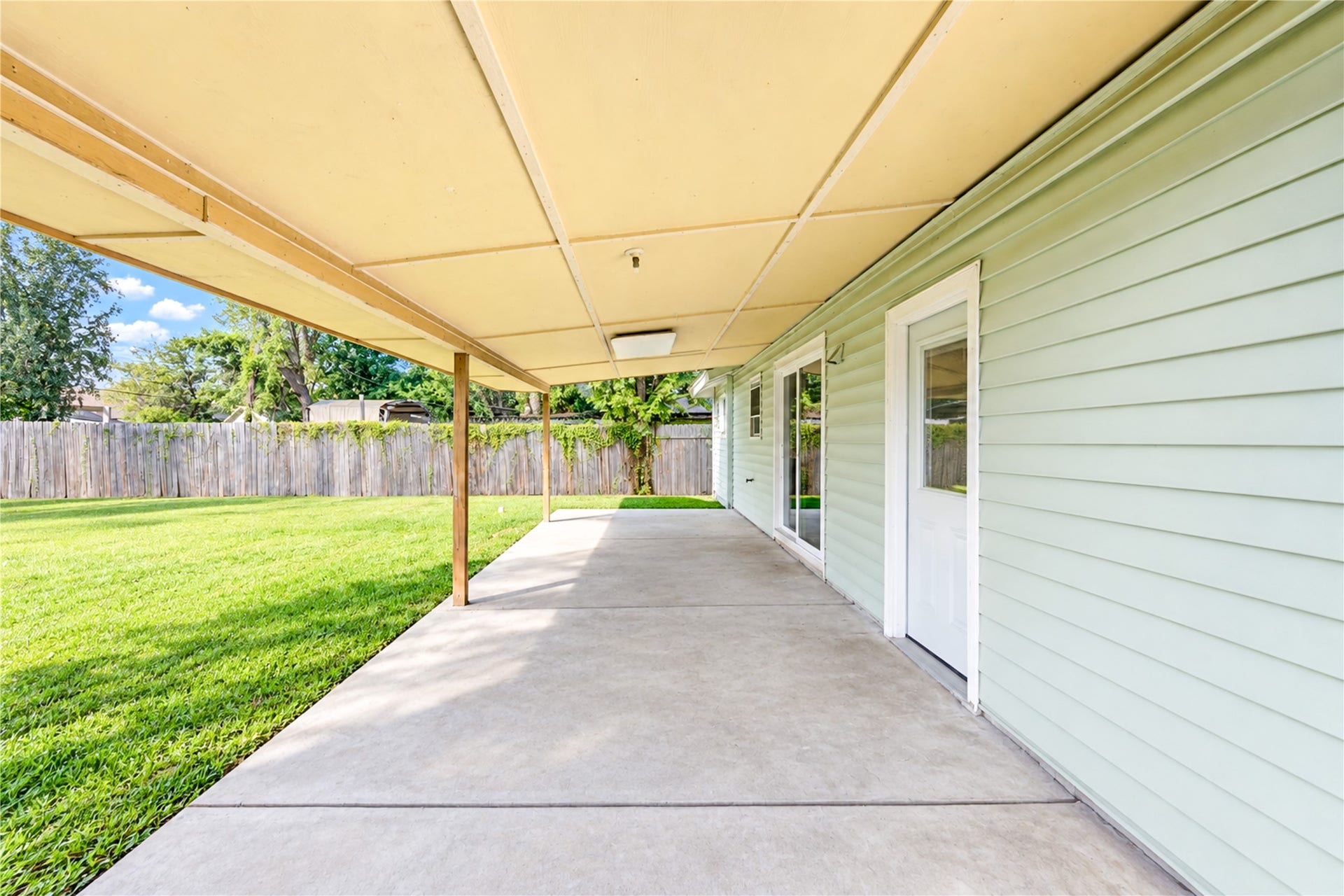 1009 Wisconsin Street, South Houston, TX 77587 Large back porch