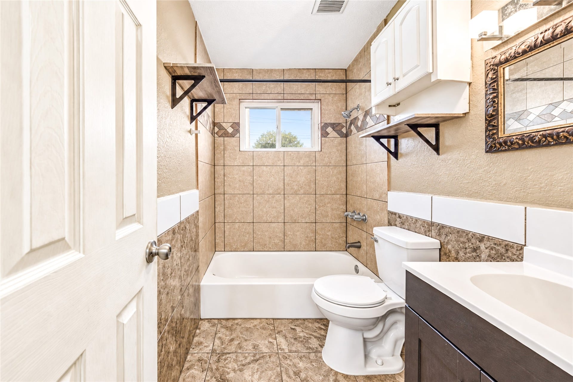 1009 Wisconsin Street, South Houston, TX 77587 Hall bathroom