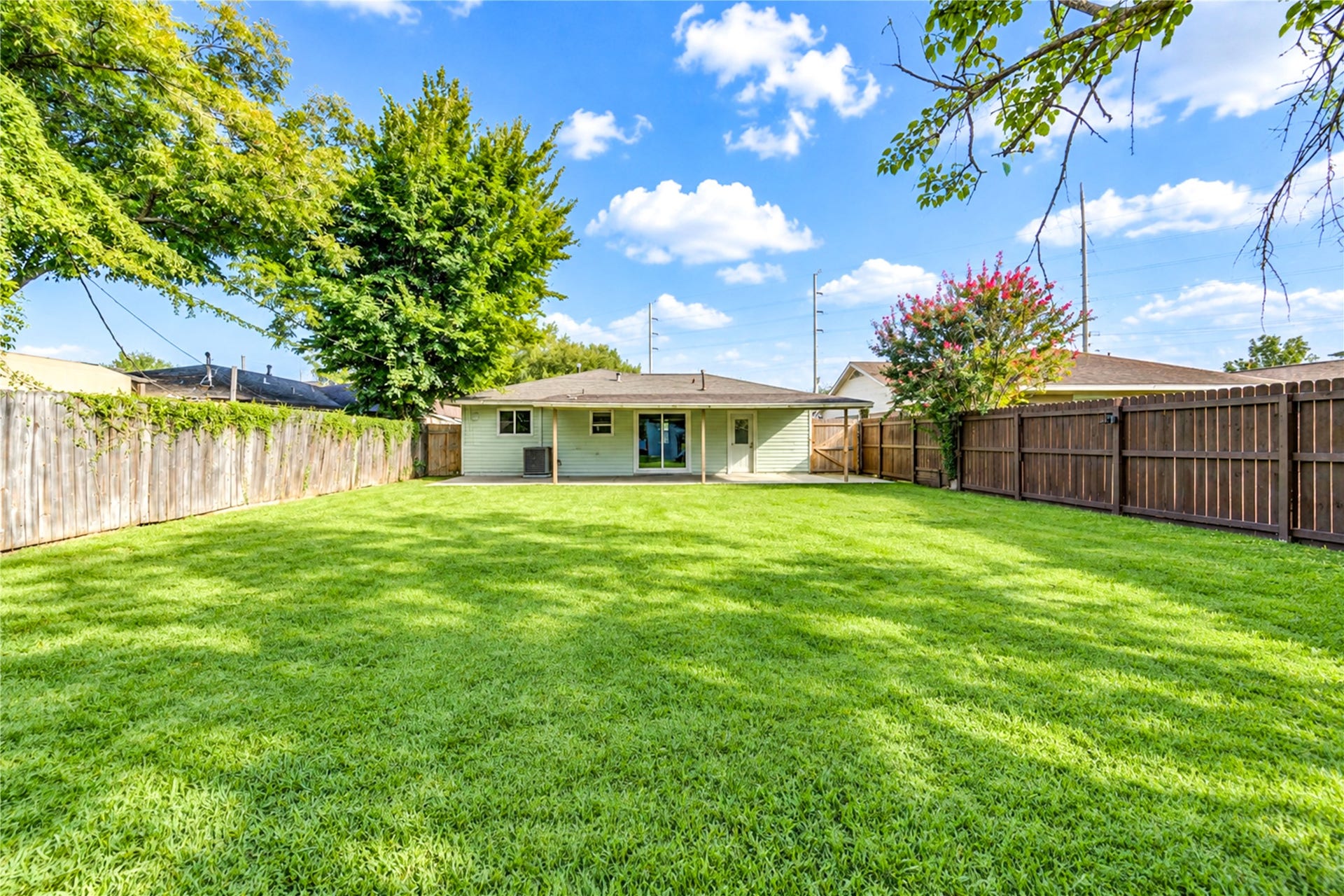 1009 Wisconsin Street, South Houston, TX 77587 Large back yard