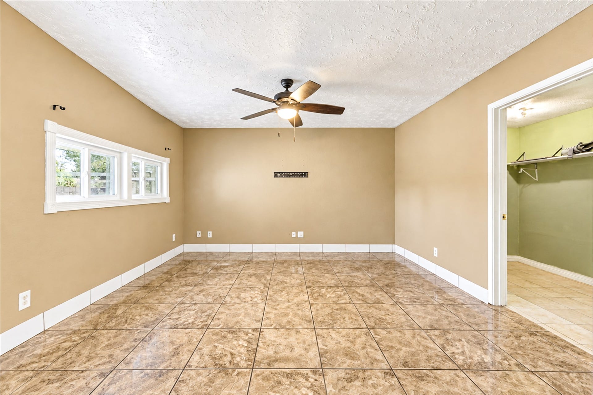 1009 Wisconsin Street, South Houston, TX 77587 Living room