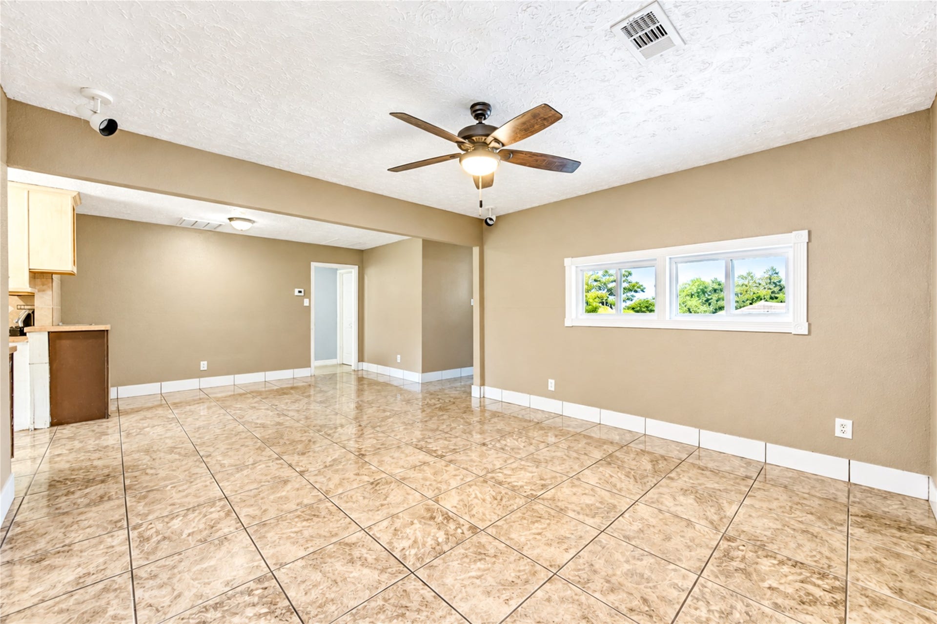1009 Wisconsin Street, South Houston, TX 77587 Living room