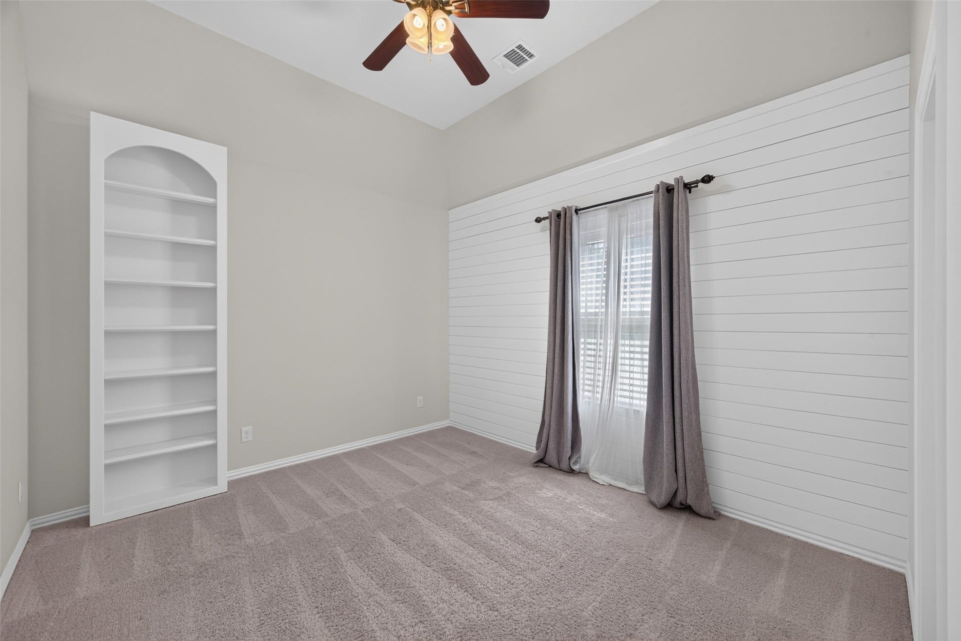 109 Blanton Bend Drive, Montgomery, TX 77316 Upstairs bedroom