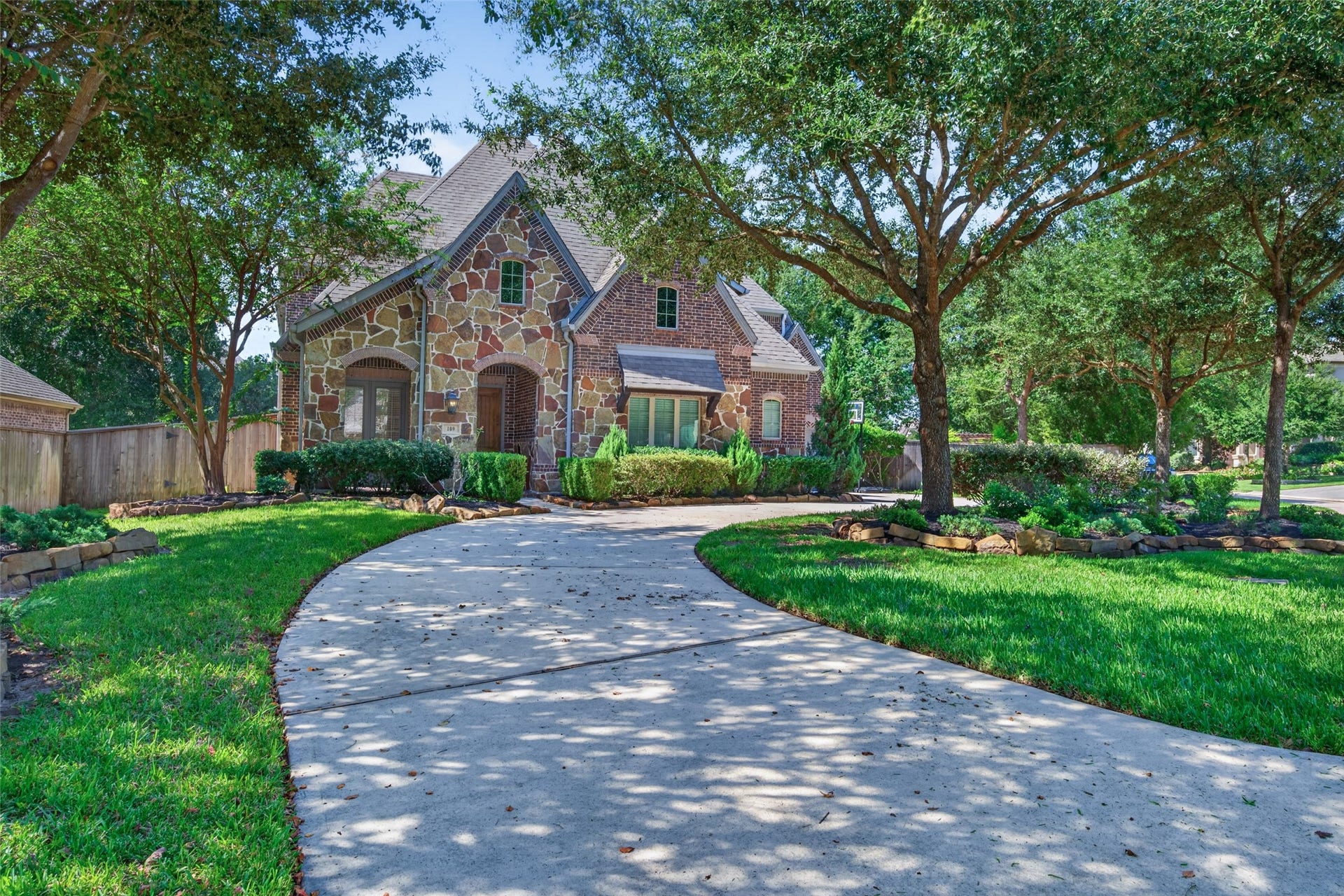 109 Blanton Bend Drive, Montgomery, TX 77316 Circular driveway