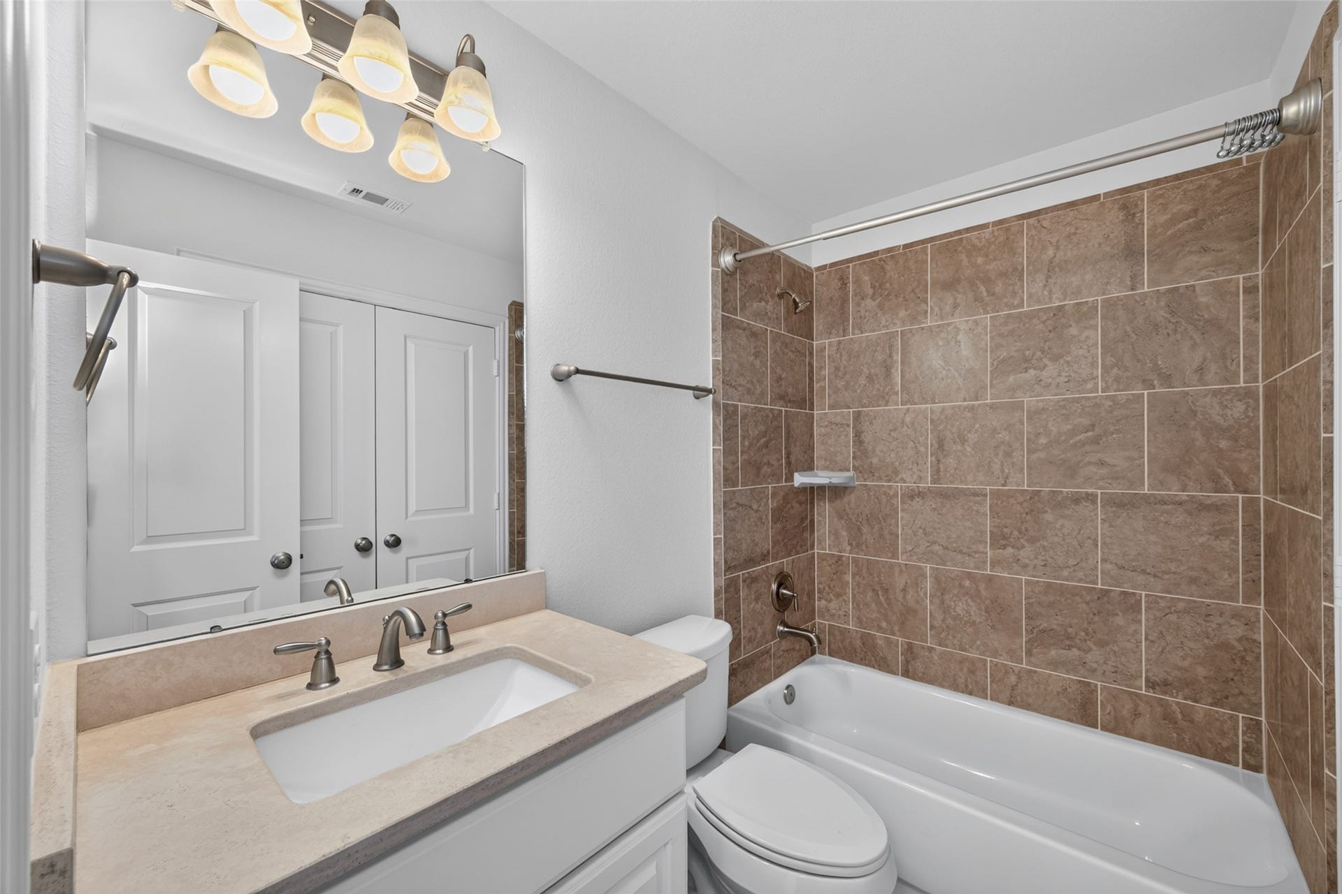 109 Blanton Bend Drive, Montgomery, TX 77316 Ensuite bathroom with large closet