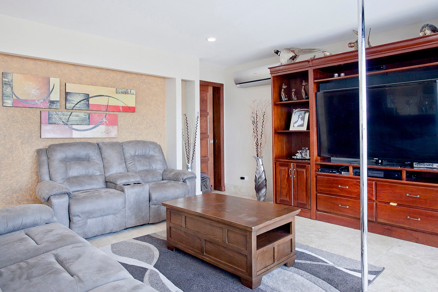 Custom remodeled penthouse in Torres Paseo Colon — photo 9 of 19