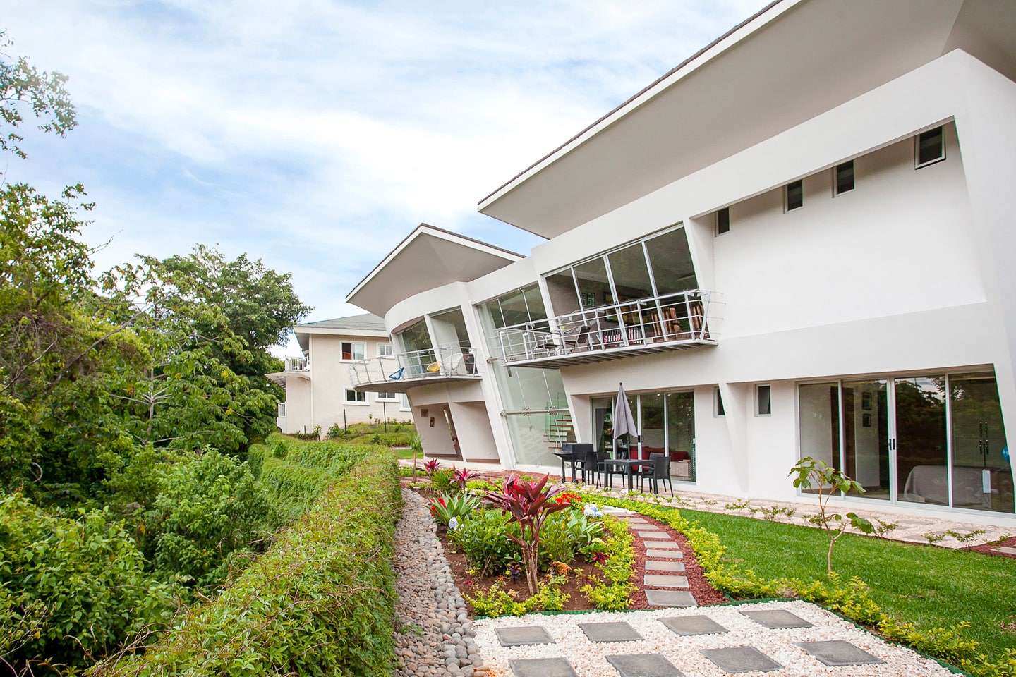 Custom Built Modern Home in Hacienda El Gregal — photo 4 of 19