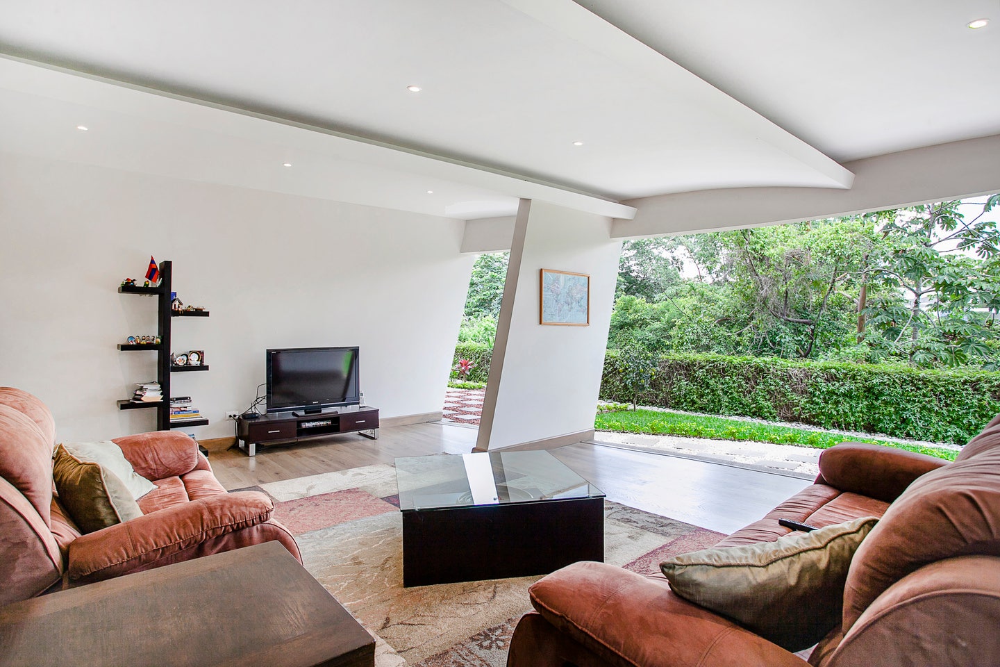 Custom Built Modern Home in Hacienda El Gregal — photo 13 of 19