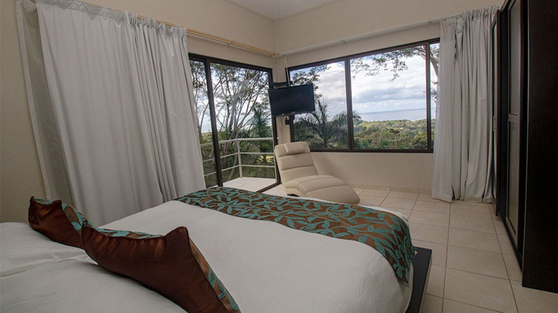 3 Bedroom Ocean View Home with Infinity Pool — photo 11 of 17