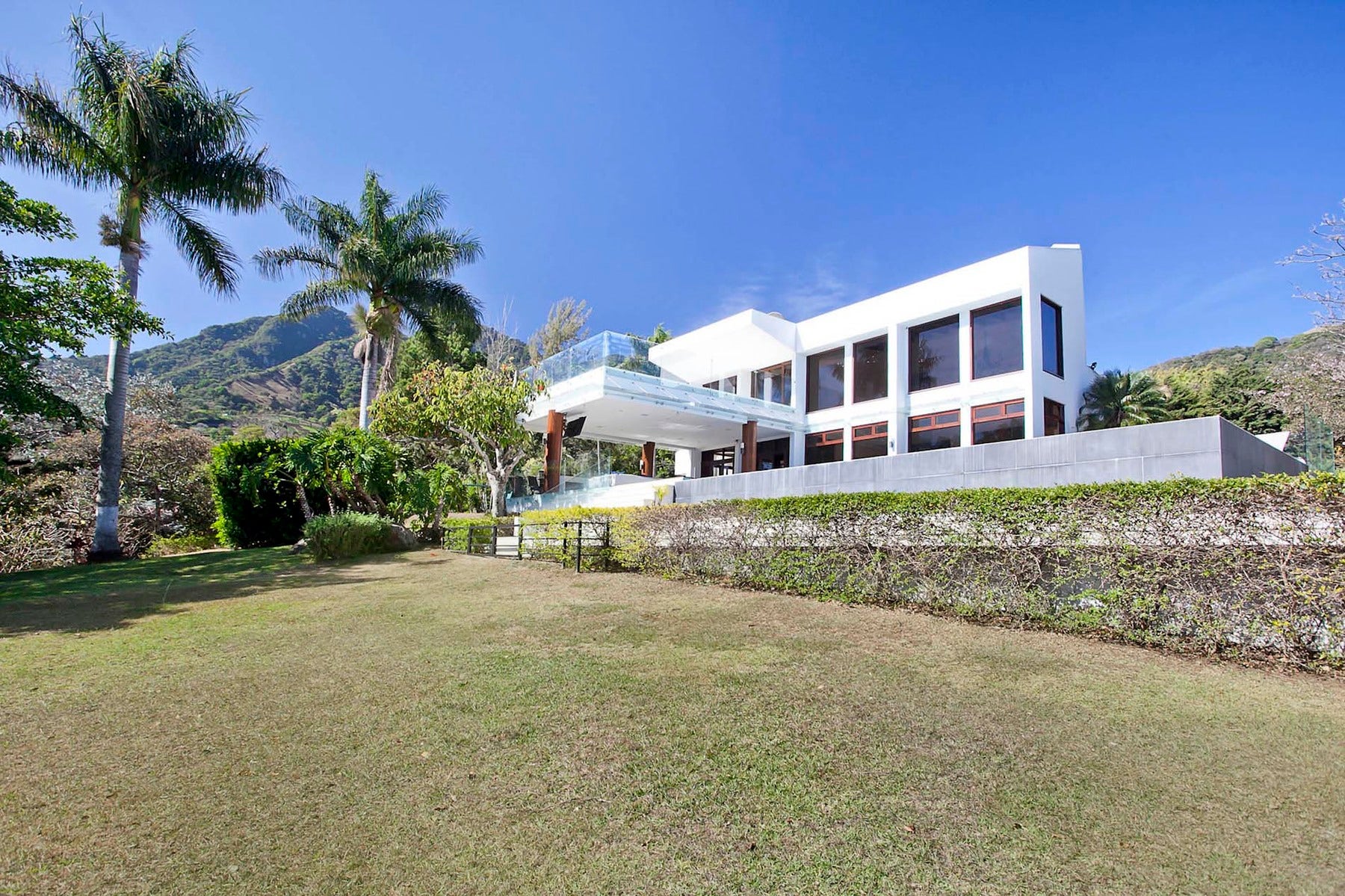 Euphoria Mountaintop Estate — photo 7 of 19