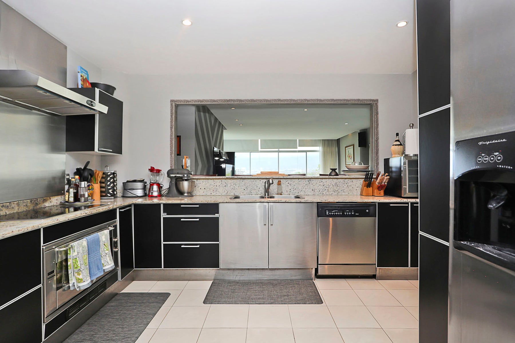 Bohemia Country Modern Condo with Panoramic Views — photo 10 of 17