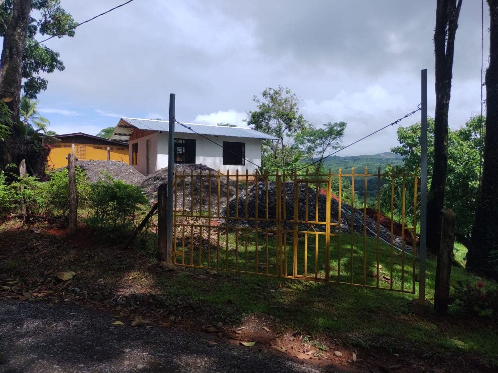 Small Home Overlooking River in Parrita — photo 3 of 10