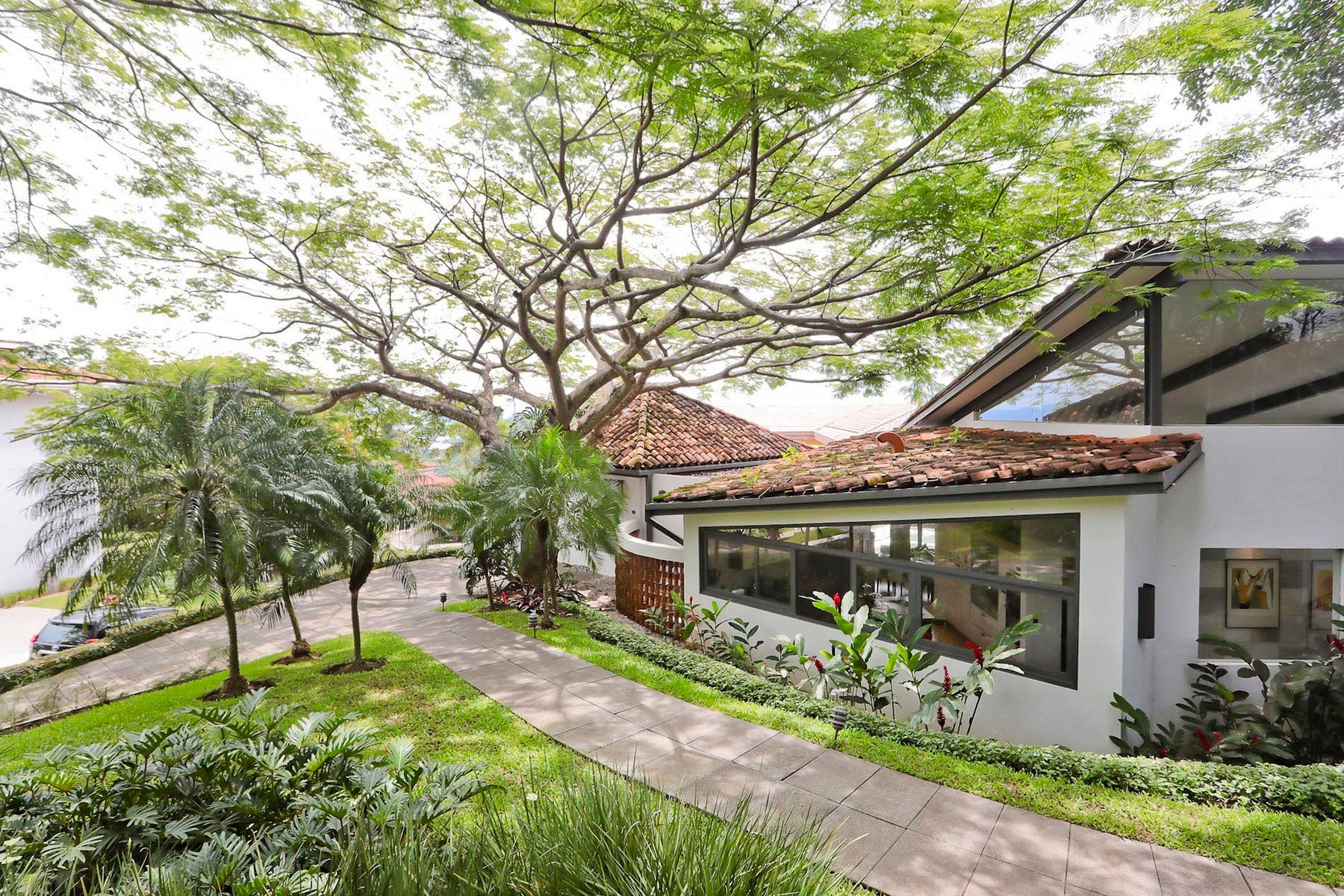 Villa Real Contemporary Private Estate — photo 9 of 18