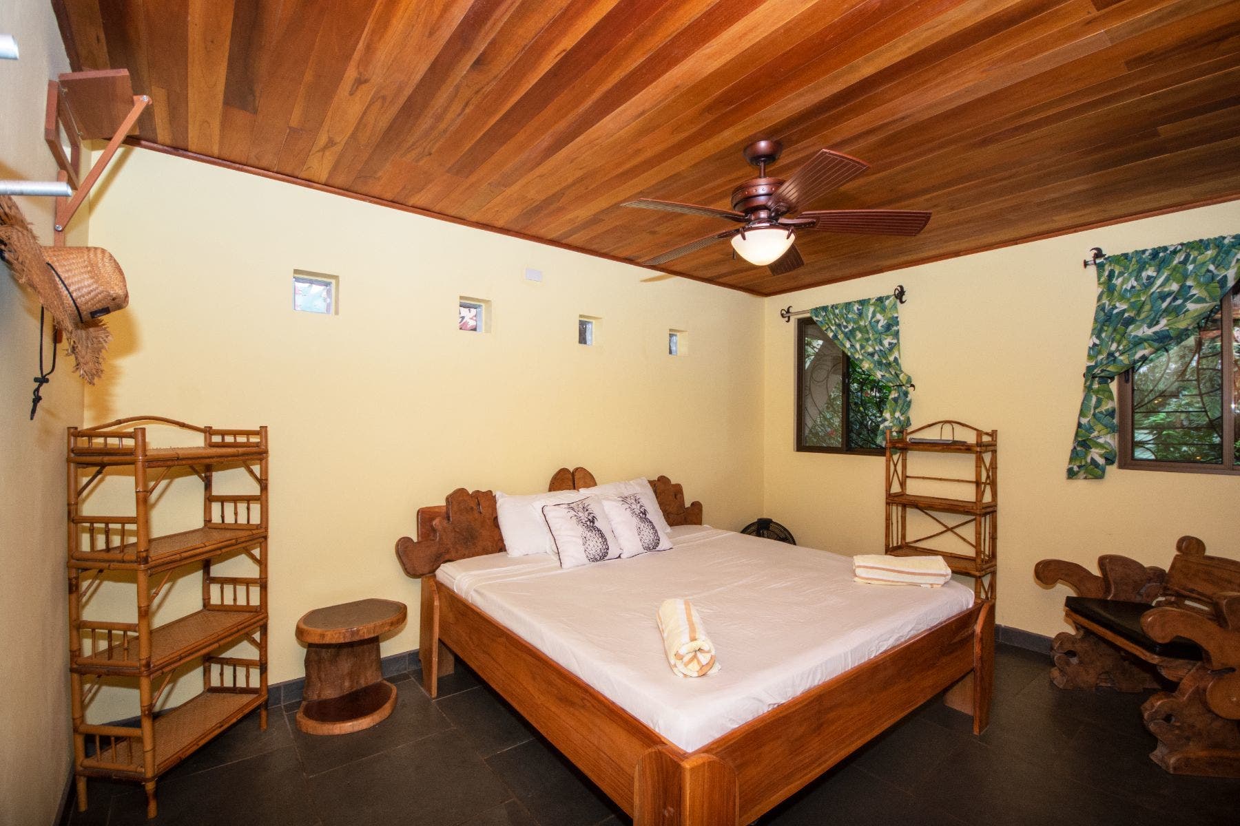 Six Bedroom Residencial/Comercial Oportunity Walkink distance to the Beach — photo 5 of 19