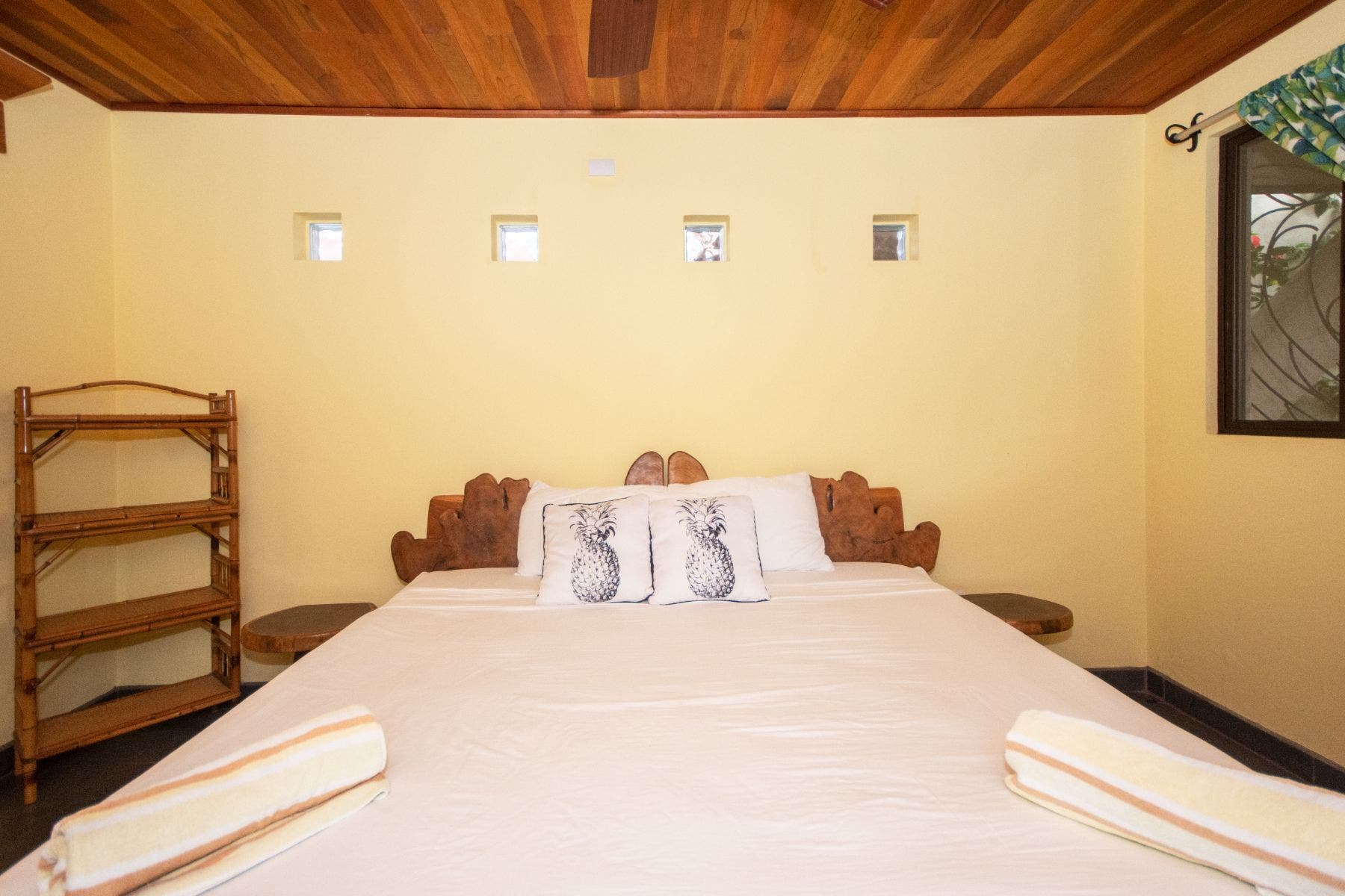 Six Bedroom Residencial/Comercial Oportunity Walkink distance to the Beach — photo 12 of 19