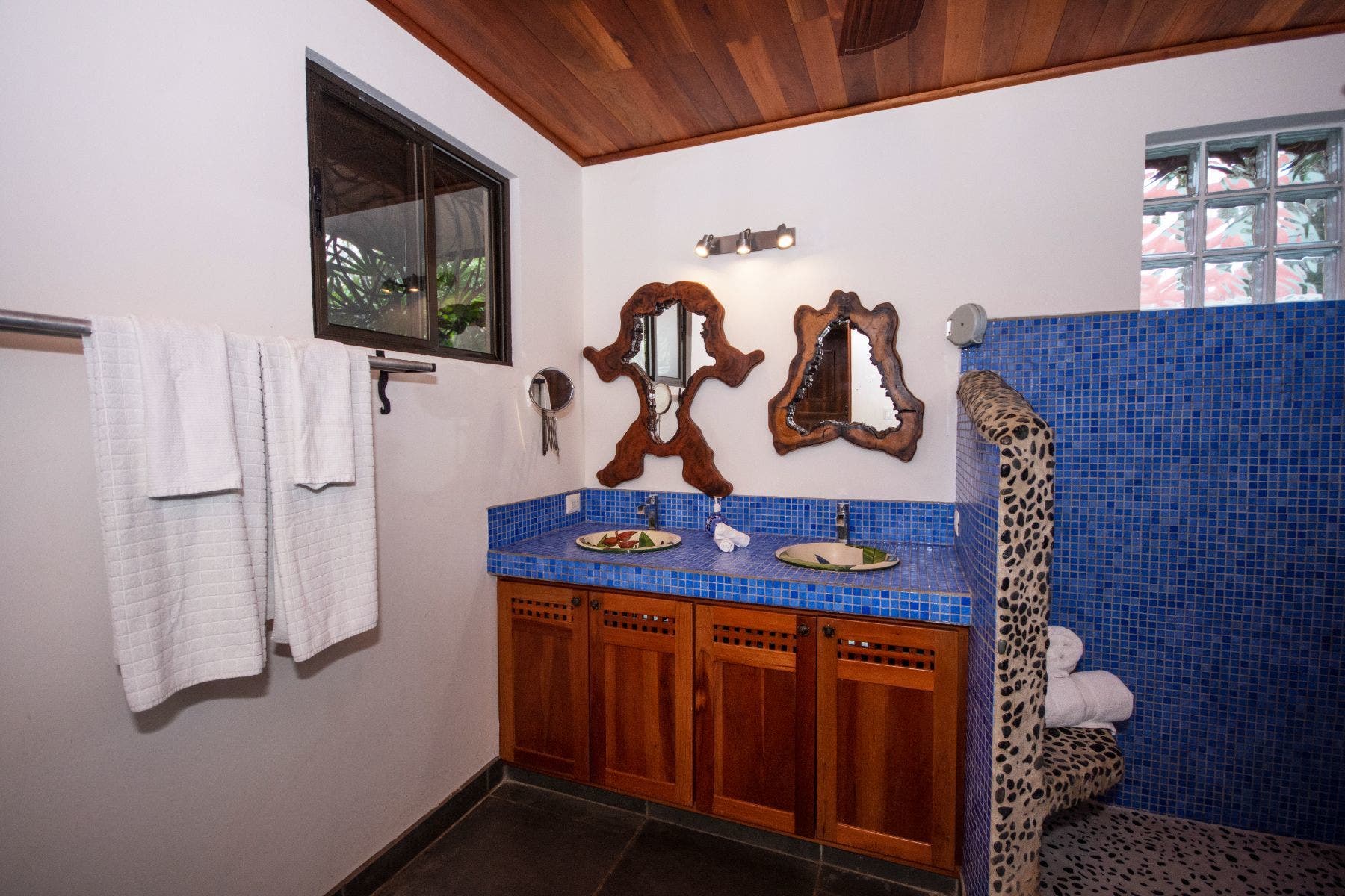 Six Bedroom Residencial/Comercial Oportunity Walkink distance to the Beach — photo 15 of 19
