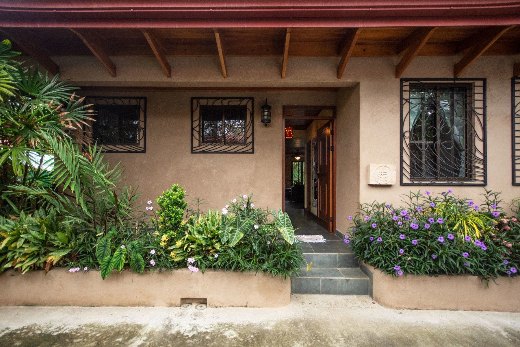 Six Bedroom Residencial/Comercial Oportunity Walkink distance to the Beach — photo 3 of 19