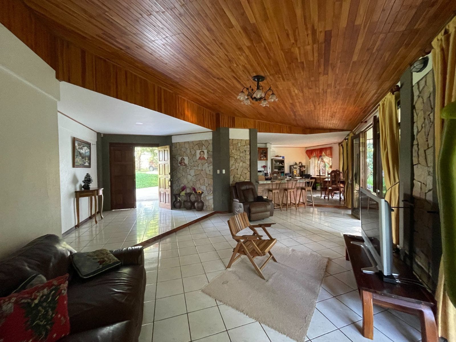 Unique 3 Bedroom Home near Center of Perez Zeledon — photo 5 of 11