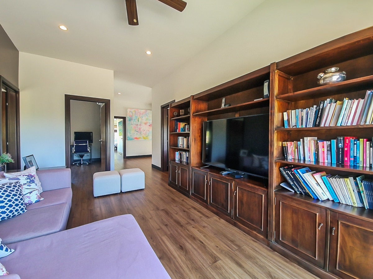 Los Reyes Modern Villa — photo 14 of 19