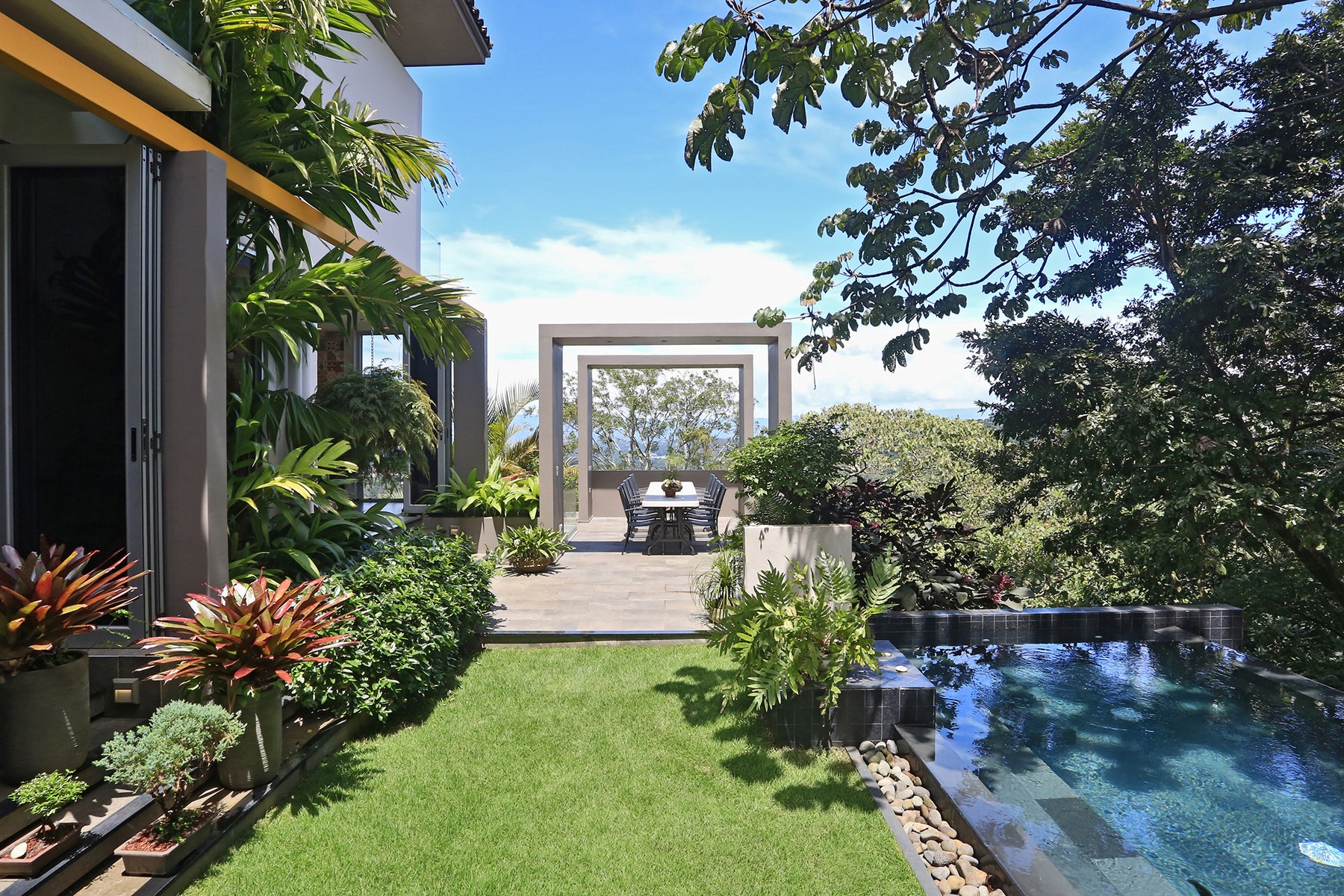 Contemporary Forest View Luxury Home — foto 7 de 19