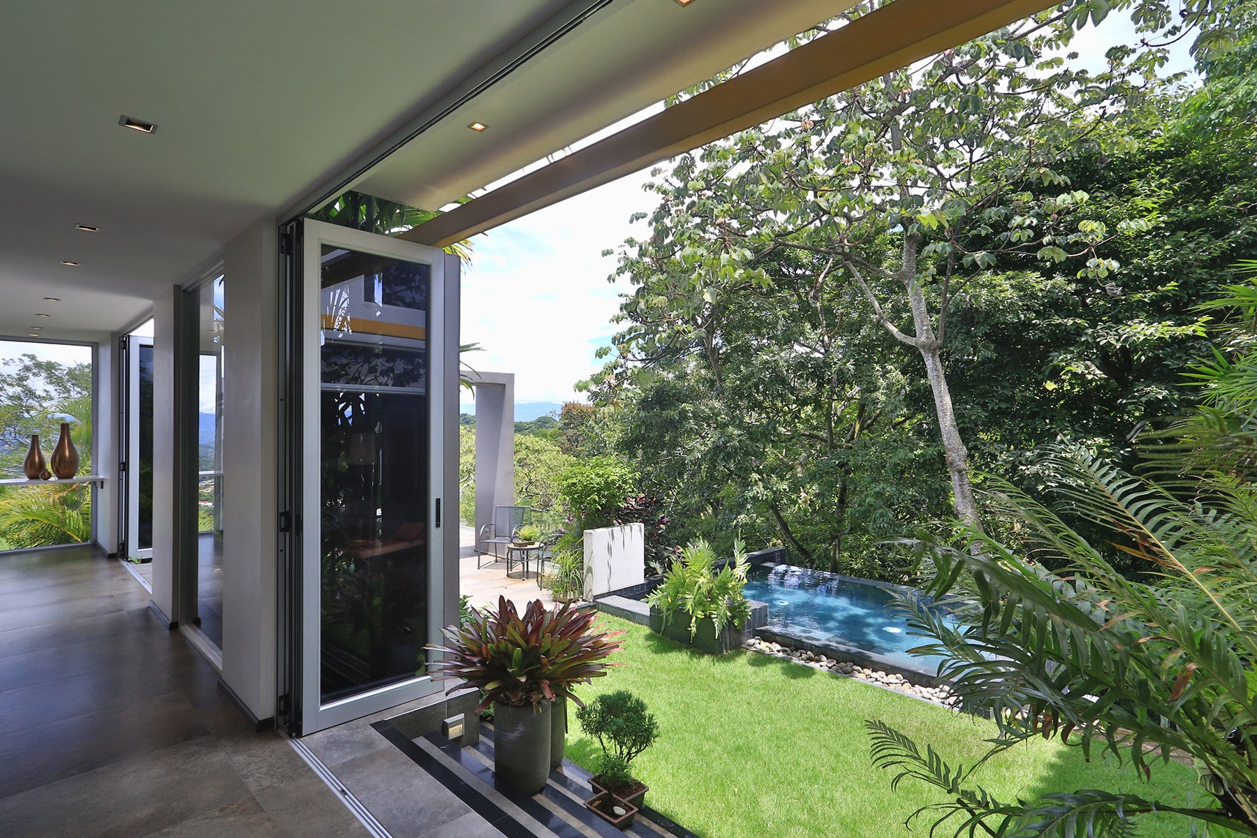 Contemporary Forest View Luxury Home — foto 10 de 19