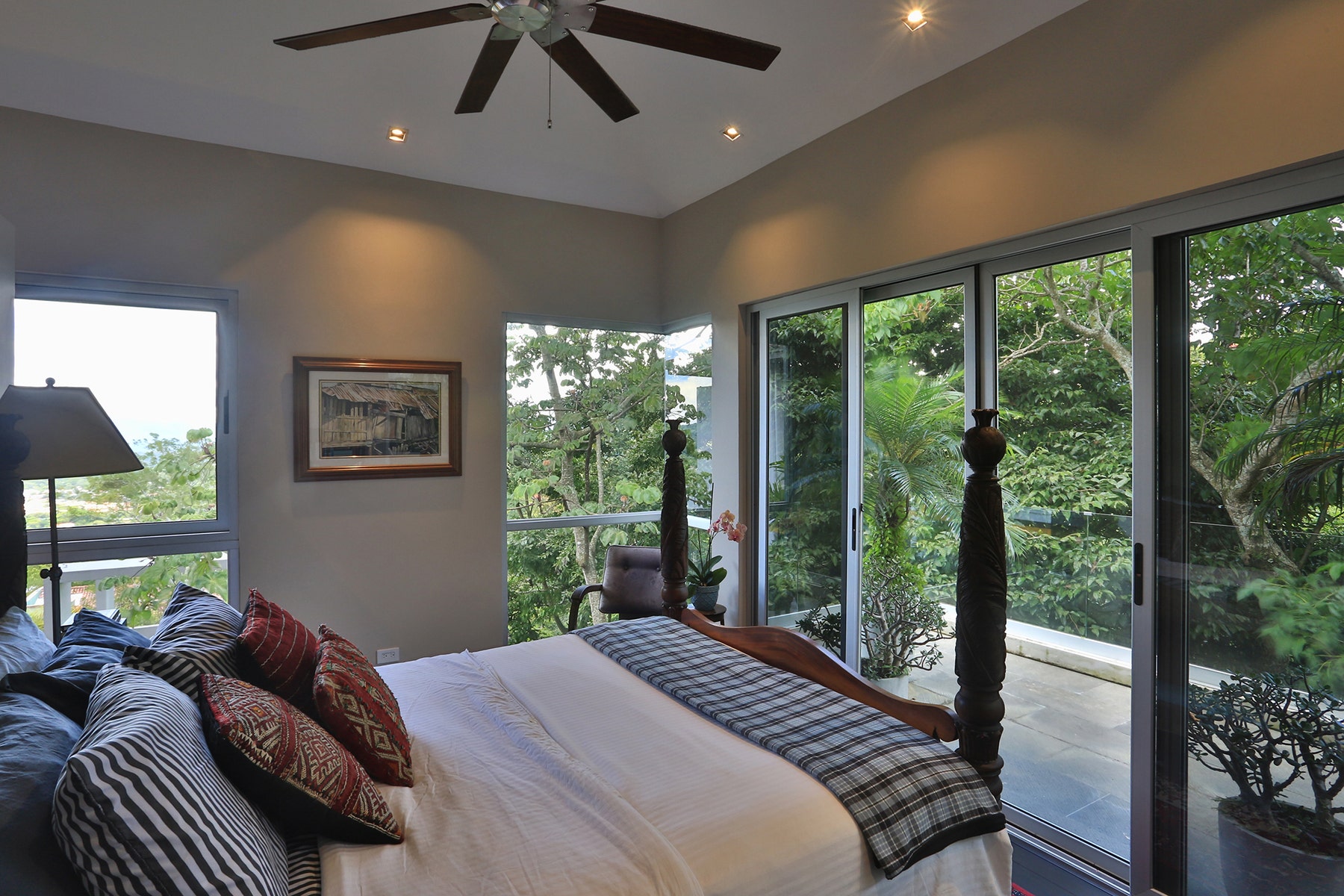 Contemporary Forest View Luxury Home — foto 18 de 19