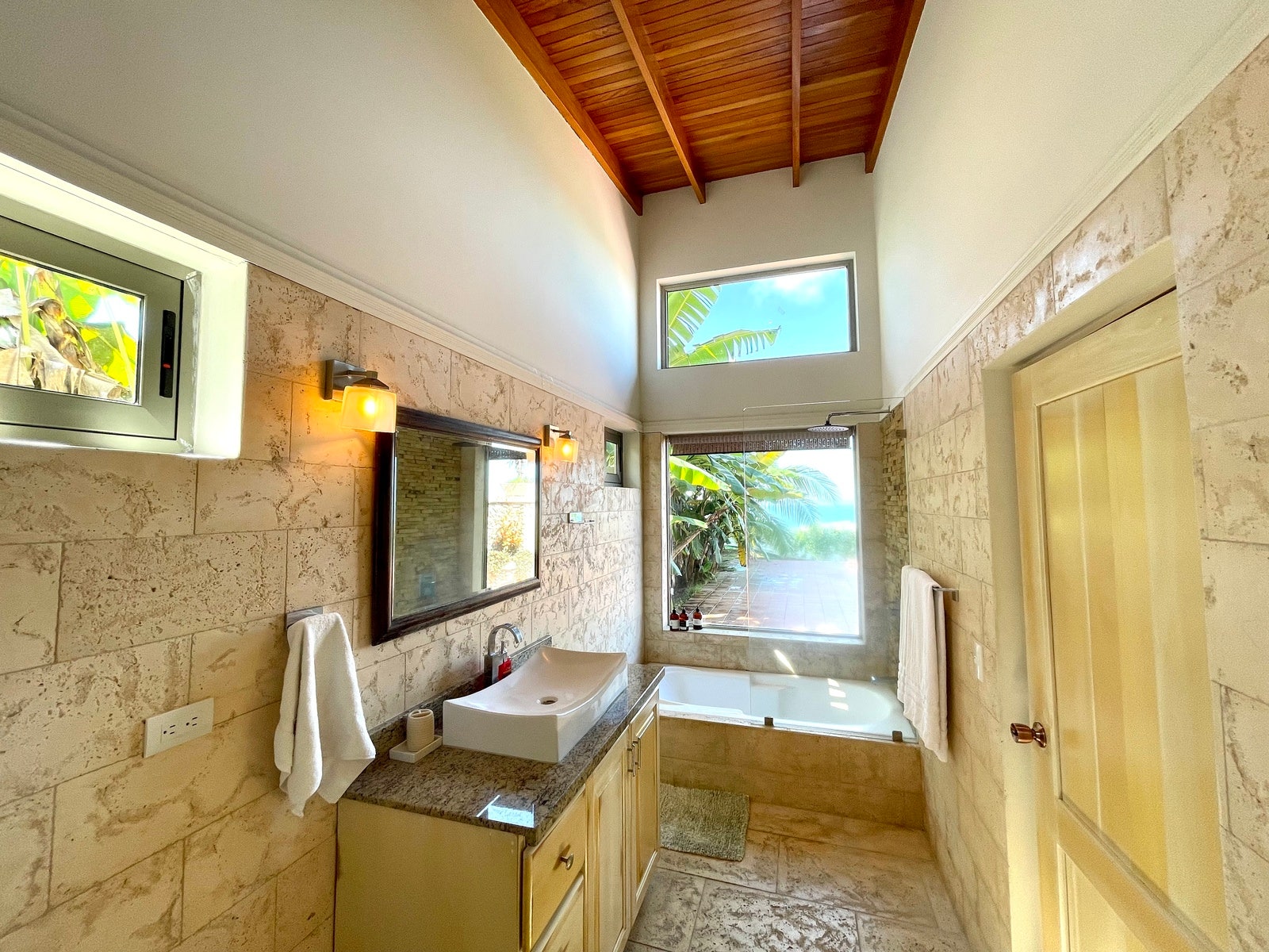 Four Bedroom Villa in the center of Santa Teresa — photo 12 of 19