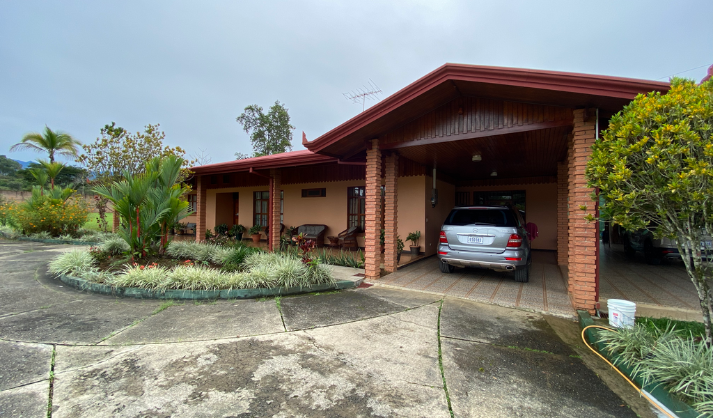 5BR Mountain View House, Minutes From Town — photo 5 of 19