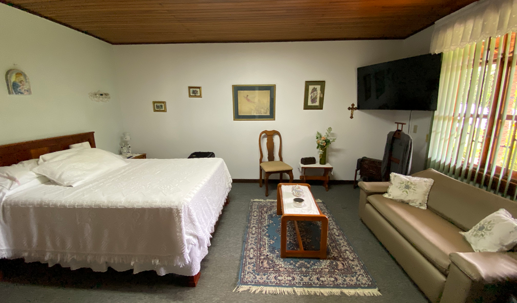 5BR Mountain View House, Minutes From Town — photo 14 of 19