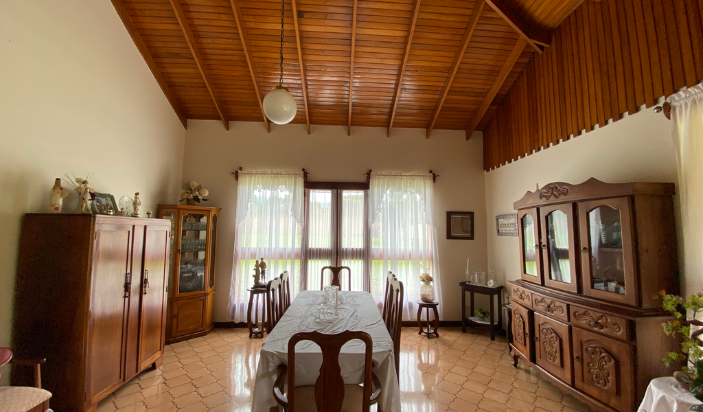 5BR Mountain View House, Minutes From Town — photo 16 of 19