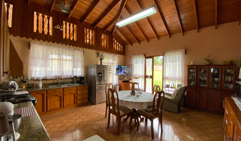 5BR Mountain View House, Minutes From Town — photo 18 of 19