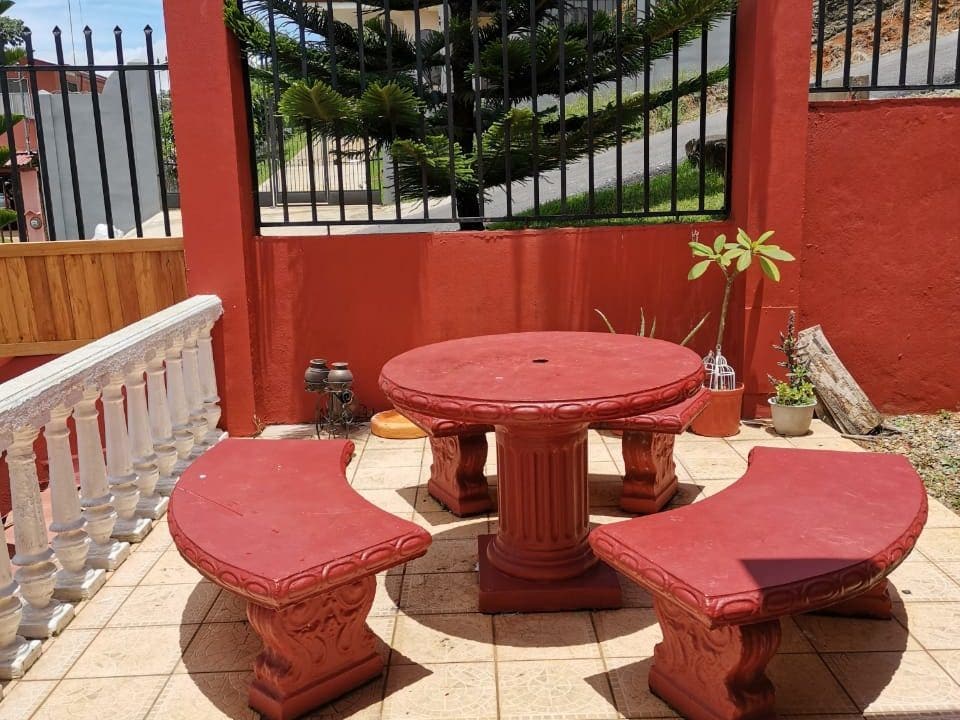 Modern 5 BR Mountain View House, Overlooking Town — foto 5 de 11