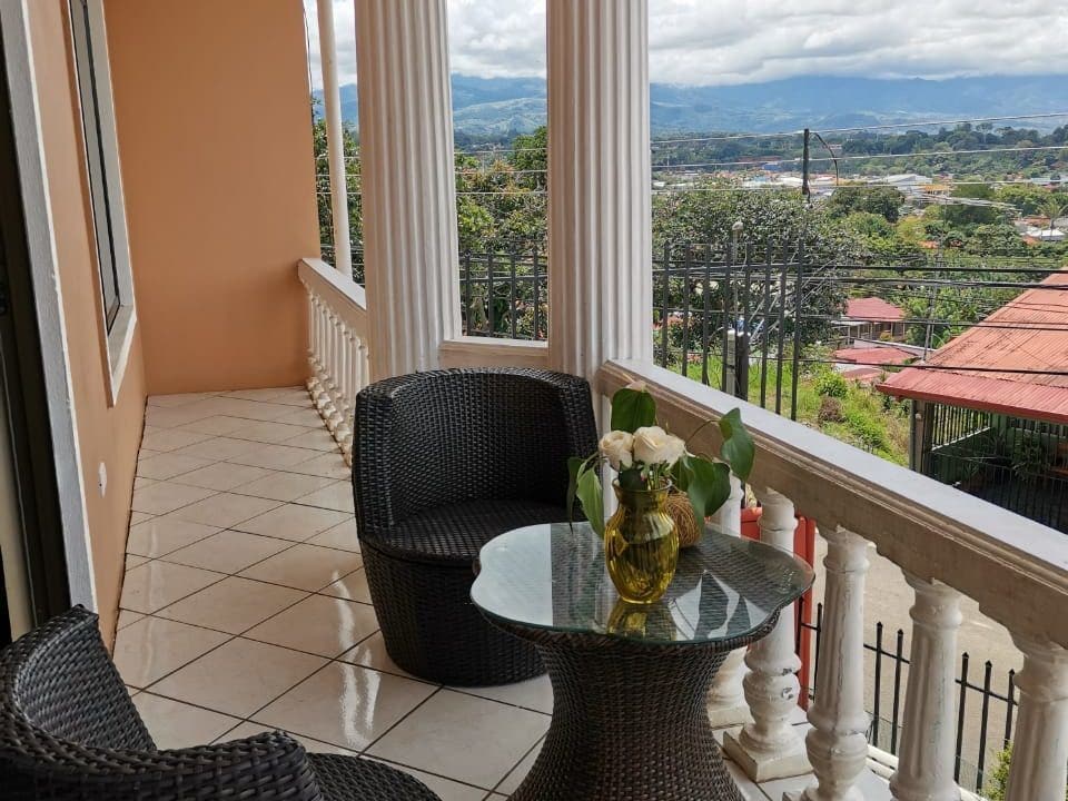 Modern 5 BR Mountain View House, Overlooking Town — foto 6 de 11