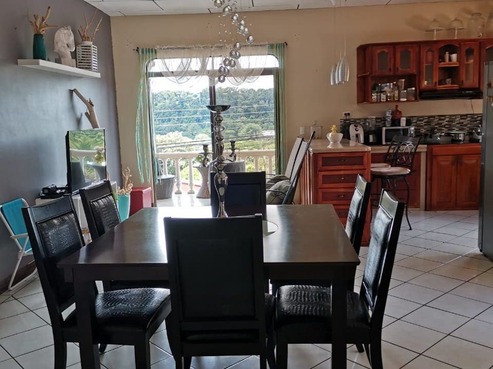 Modern 5 BR Mountain View House, Overlooking Town — foto 8 de 11