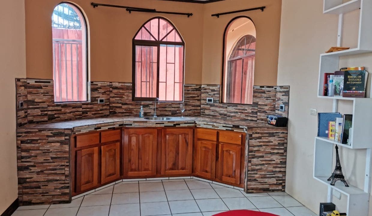 Modern 5 BR Mountain View House, Overlooking Town — foto 9 de 11