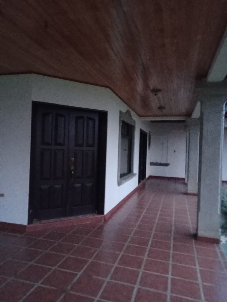 Tranquil House with Mountain and City Views — photo 9 of 9