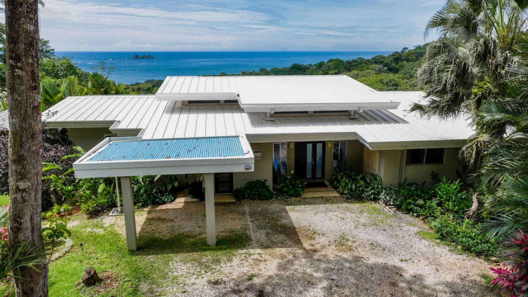 Luxury Four Bedroom Villa with Guest House — photo 2 of 19