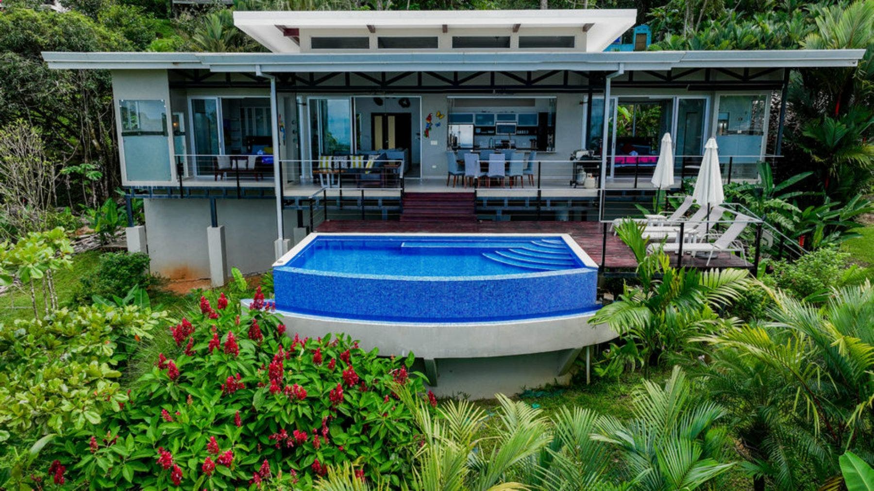 Luxury Four Bedroom Villa with Guest House — photo 3 of 19