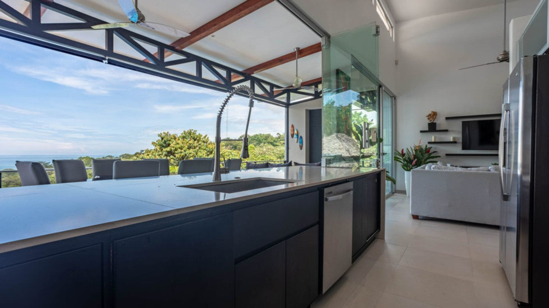 Luxury Four Bedroom Villa with Guest House — photo 10 of 19