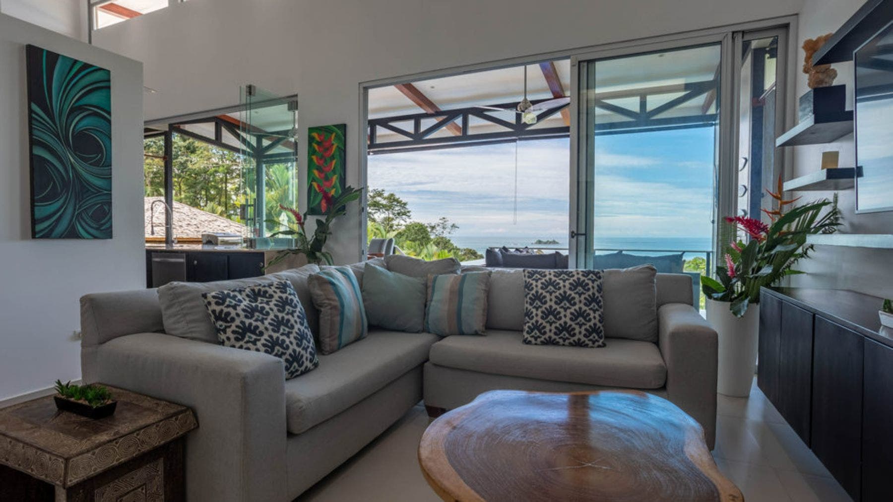 Luxury Four Bedroom Villa with Guest House — photo 13 of 19